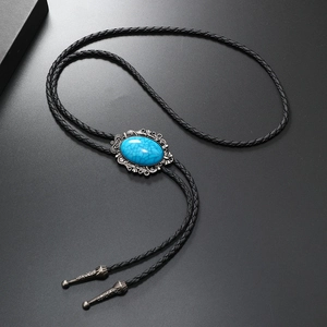 Detail einer Vintage-Bolo-Krawatte mit blauem Türkisstein und silbernen Metallspitzen