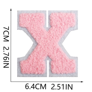 Patch ricamata lettera X in ciniglia rosa con bordo in feltro bianco e misure