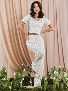 Détail de pyjama à fleurs avec haut à col en V et pantalon large pour femmes