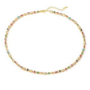 Collana dorata con pietre di zircone cubico geometriche colorate su sfondo bianco