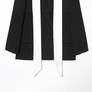 Blazer noir pour femme avec écharpe en satin blanc contrasté et coupe moderne chic