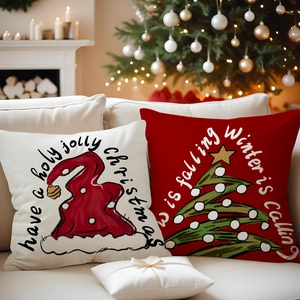 Weihnachtskissenbezüge aus Leinen mit Sprüchen auf einem Sofa am Weihnachtsbaum