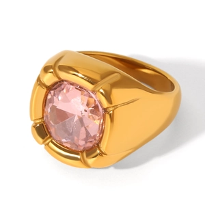 Vista dettagliata dell'anello largo placcato oro 18K con una grande pietra zircone rosa