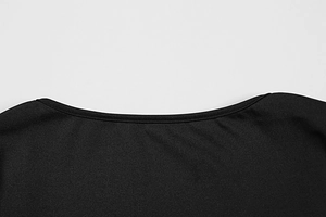 Vue détaillée de l'encolure carrée élégante et des coutures fines sur la robe noire à manches