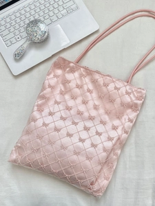 Sac fourre-tout matelassé rose avec broderies nœuds et fines bandoulières