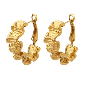 Paire de boucles d'oreilles créoles dorées avec motif texturé à vagues élégant en C