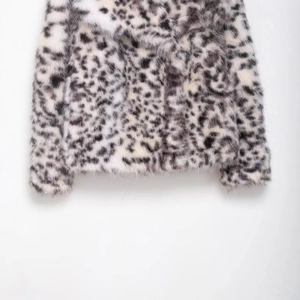 Chic faux fur jacket with leopard print pattern in grey and white tones