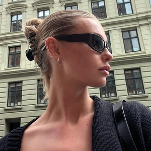 Retro black oval sunglasses for men and women with UV protection for driving and fashion
