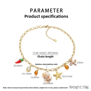 Vue détaillée du collier en acier inoxydable avec pendentifs coquillages et étoiles