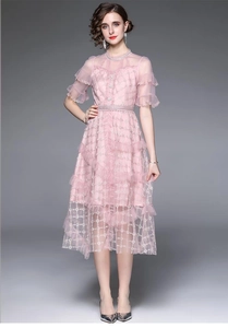 Détails de broderie en fil d'or sur une robe de fée en tulle rose multicouche