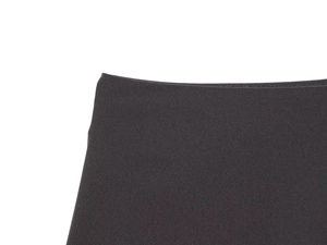 Dettaglio della vita di una gonna asimmetrica in pizzo nero con trama a maglia