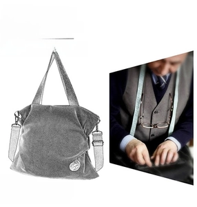 Détails du sac cabas argenté pailleté montrant l'artisanat et la sangle réglable