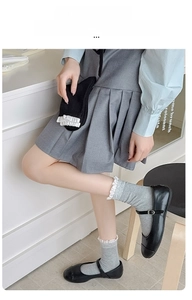 Détails de chaussettes style ballerine avec bord en dentelle et texture coton extensible