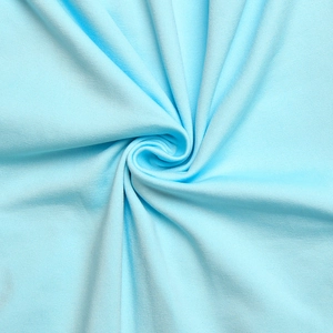 Gros plan sur un tissu en maille bleu clair avec des détails froncés élégants