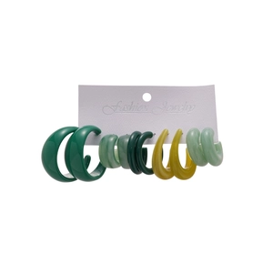 Cinq paires de boucles d'oreilles en acrylique vert en forme de C sur carte cadeau
