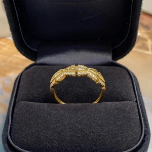 Primer plano de un anillo vintage de oro con cristales blancos en una caja de terciopelo