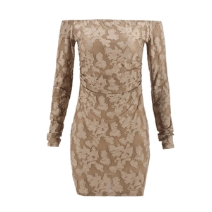 Gros plan sur la texture florale 3D et le dos nu de cette robe à épaules dénudées