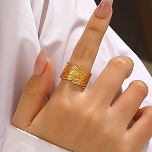 Minimalist 18K gold plated stainless steel open ring with detailed feather texture design