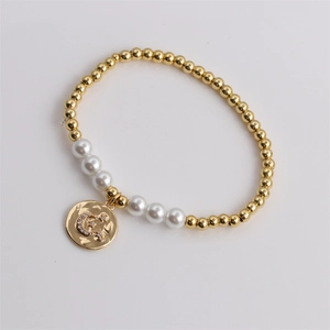 Bracelet perlé plaqué or avec perles blanches et pendentif lettre pour femme élégante