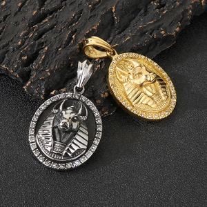 Pendentif Anubis égyptien en or et argent avec strass sur fond de bois sombre