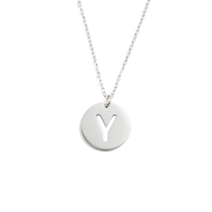 Détail d'un collier en acier inoxydable argenté avec pendentif rond ajouré de la lettre Y