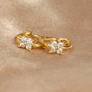Boucles d'oreilles fleurs plaquées or 18 carats avec zircons sur soie champagne