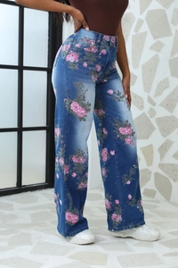 Dettaglio di jeans a vita alta a gamba larga con una stampa floreale in stile vintage