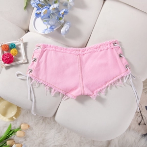 Dettaglio di pantaloncini di jeans rosa con occhielli, lacci laterali e orlo a frange