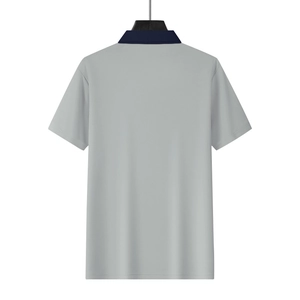 Detailansicht der Rückseite des Herren-Poloshirts in Grau mit blauem Kontrastkragen