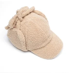Vue de dessus de casquette de baseball en laine sherpa beige avec cache-oreilles