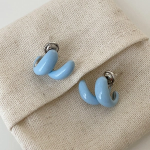 Orecchini a cerchio a C minimalisti azzurro chiaro con finitura laccata su tela di lino