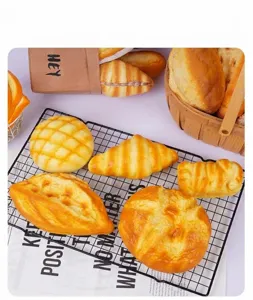 Detalle realista de surtido de panes y croissants de PU de rebote lento en una rejilla