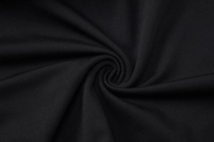 Vue macro de la texture du tissu noir côtelé montrant les détails et les plis doux
