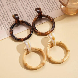 Retro resin bamboo-textured round drop earrings in tortoise shell and ivory beige