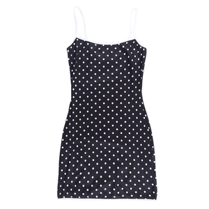 Détail de la bordure blanche contrastée sur robe courte moulante à pois noirs et blancs