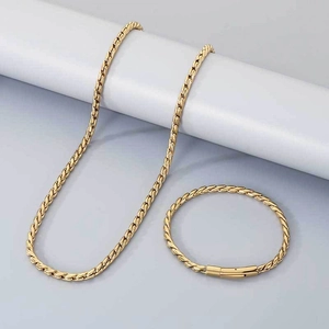 Vue détaillée du collier et bracelet chaîne à maillons dorés 4mm avec fermoir rond