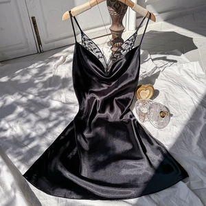 Nuisette élégante en satin noir avec bordure en dentelle délicate et col en V sur fond blanc
