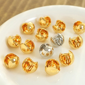 Orecchini a sfera minimalisti in oro e argento presentati su una ciotola di ceramica bianca