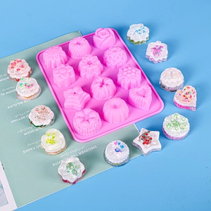 Détail du moule en silicone rose 15 cavités montrant des formes de fleurs et de cœurs