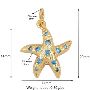 Vue détaillée d'un pendentif étoile de mer en laiton doré serti de zircons bleu ciel