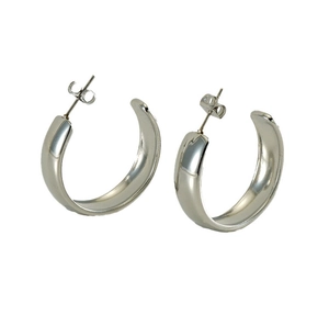 Vue détaillée de boucles d'oreilles créoles en C en acier inoxydable argenté poli avec fermoir