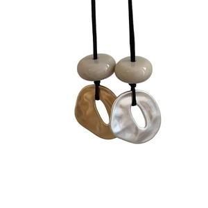 Collana minimalista con pendenti irregolari oro e argento e piccoli inserti sferici