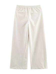 Détail de pantalon large blanc crème avec taille élastique et poches arrière passepoilées