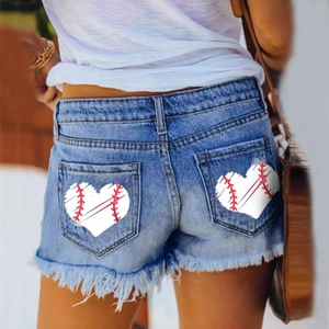 Dettaglio della stampa cuore baseball sulla tasca posteriore degli shorts in denim