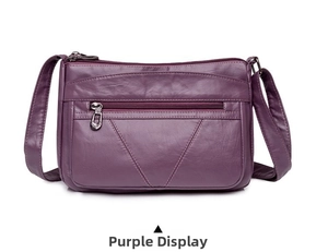 Détail du sac bandoulière violet avec motif litchi et plusieurs poches zippées