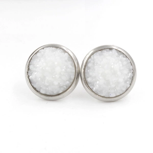 Vue détaillée des boucles d'oreilles druzy 12mm avec des textures de cristaux blancs