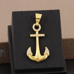 Détail d'un pendentif ancre de luxe plaqué or 18 carats orné de cristaux brillants
