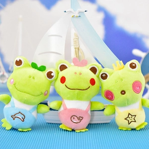 Set de tres lindos llaveros de peluche de rana en colores azul, rosa y amarillo.