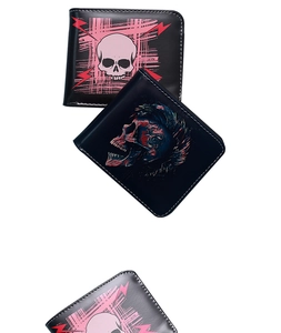 Dettaglio di portafogli bifold con stampe di teschi e stile artistico punk