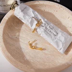 Détails de boucles d'oreilles créoles dorées avec pendentif goutte et incrustation de zircon